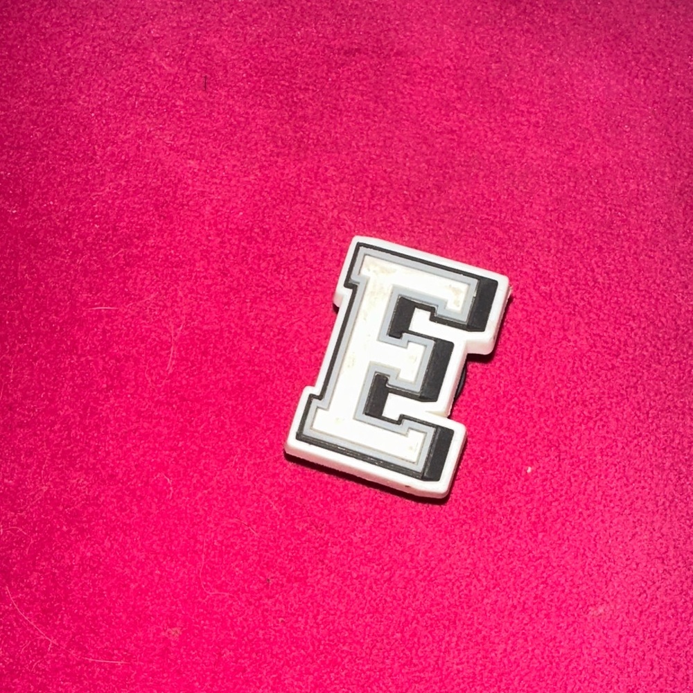 Jibbitz “E”